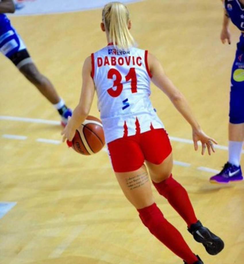 La chica en plena acción en uno de sus partidos.