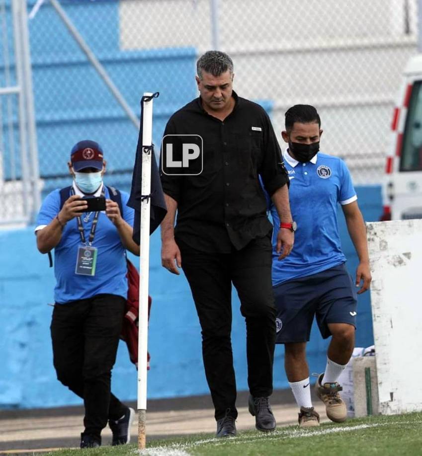 Diego Vázquez realizó la cábala de siempre: pasar por la esquina del banderín izquierdo, cruzar toda la pista olímpica y llegar a su asiento en el banquillo.