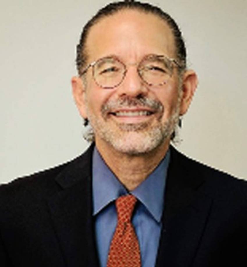 Marco Cáceres es un hondureño escritor, historiador, analista aeroespacial y graduado en ciencias políticas.<br/><br/>En su posición de 'Senior Space Analyst' de Teal Group Corporation ha realizado investigaciones aeroespaciales acerca de satélites, aviones y equipos de alta tecnología civil y militar; esta labor que ya dice mucho de él, no le impide identificarse con el país que ama y también realiza labores a favor de Honduras; es co-fundador del Proyecto Honduras, organización que junta a miles de personas y cientos de instituciones con el fin de ayudar a nuestro país en campos ligados a la salud, educación y atención de la infancia.<br/><br/>Ha publicado varios libros y también editor del semanario en inglés Honduras Weekly.