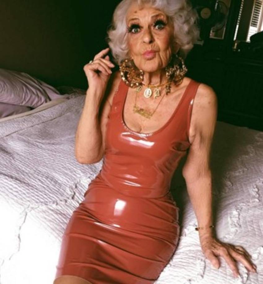 Pero la abuela tiene una historia triste y ha encontrado en las redes sociales un refugio para su depresión.