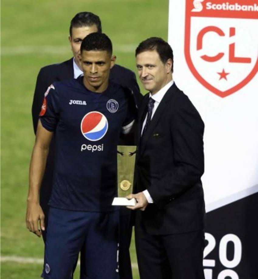 Juan Pablo Montes recogió el trofeo de subcampeón de la Liga Concacaf.