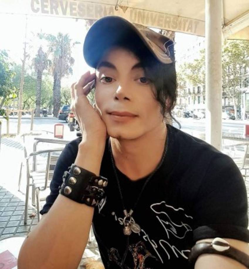 Esto lo llevó a promocionar productos relacionados a Michael y hasta fue su doble contratado para despistar a la prensa en 1994 cuando Michael se casó con Lisa Marie Presley.<br/><br/>'Aparecí en Marbella manejando una moto, incluso hice un concierto para bastante gente y nadie se dio cuenta de que se trataba de un doble. Nunca dijimos que era Michael, la gente lo asumió así', dijo Cortés a diario El Comercio.<br/>