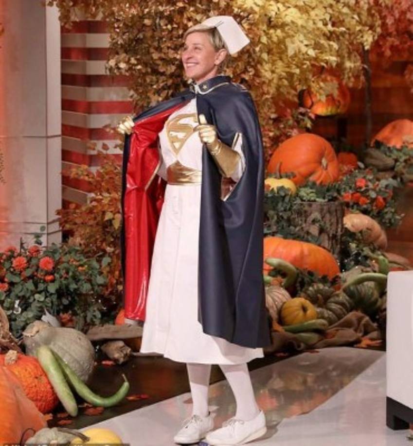 La conductora de televisión hizo un guiño a las enfermeras que ayudan a pacientes con covid-19.