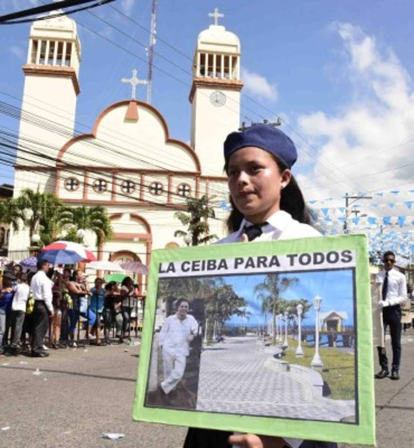Una estudiante ceibeña muestra un mural sobre el artista hondureño Guillermo Anderson, quien fue declarado hijo predilecto de La Ceiba.