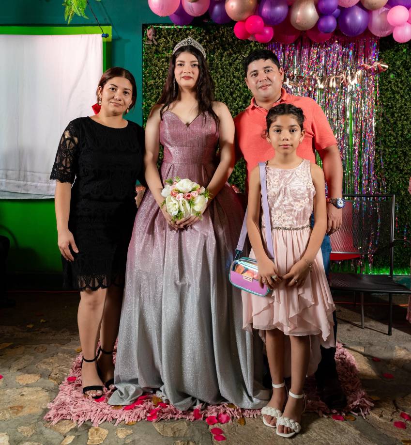 Los asistentes aprovecharon para fotografiar el momento inolvidable de Nadia Amanda.