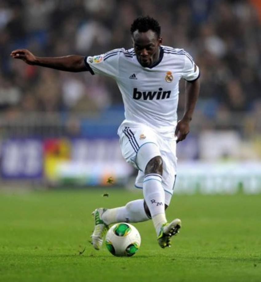Michael Essien. Como a muchos de sus compañeros en esta lista, le salva el hecho de que llegó gratis, pero se fue de vacío y sin jugar demasiado en el club blanco. Un fichaje que, claramente, sobraba.