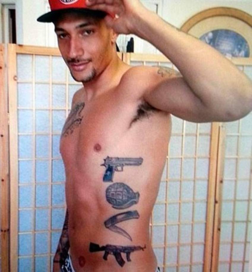 El futbolista del Queens Park Rangers Jay Bothroyd quiso formar una especie de collage entre la palabra 'love' (amor) y las armas, para decorar su cuerpo. Así fue como en todo el costado izquierdo de su torso optó por dibujarse una pistola en forma de L, una granada para la O, una navaja a medio abrir en forma de V y un fusil de asalto para representar la E.<br/>