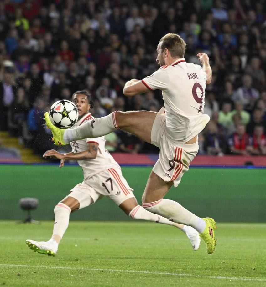 Pero después Harry Kane le pegó de esta forma acrobática para marcar un golazo que significó el empate 1-1 del Bayern Múnich.