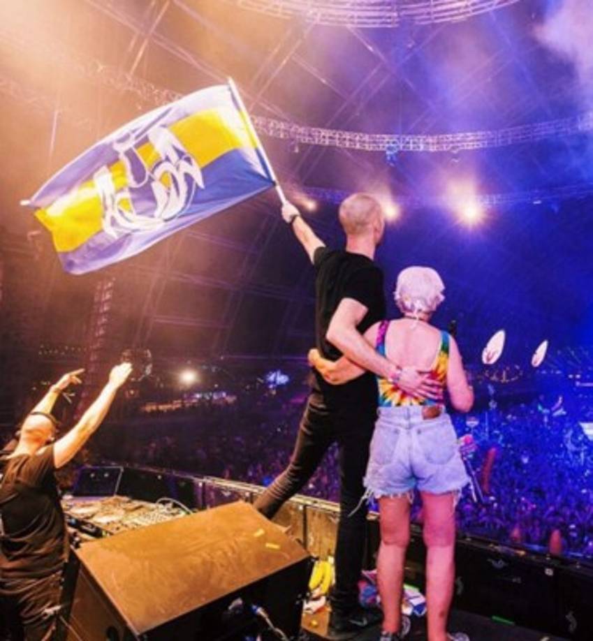 La abuela ahora es una estrella y ha sido invitada a múltiples festivales y conciertos.