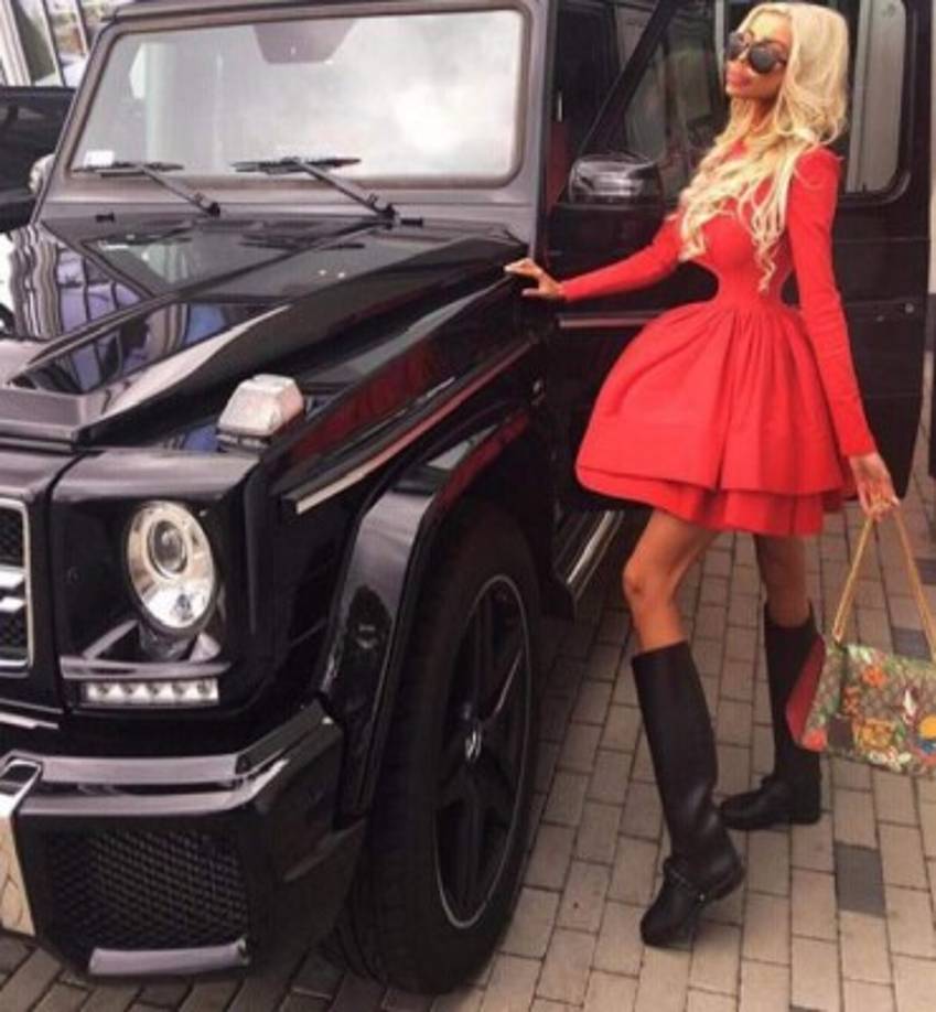 Anella explicó en una entrevista que no pudo resistirse a operarse sus labios y pechos.