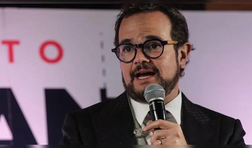 Aleks Syntek regaña a sus fans y arremete contra Bad Bunny en pleno concierto