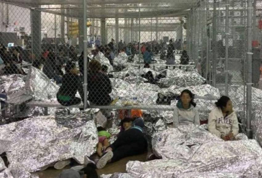 La congresista demócrata Alexandria Ocasio-Cortez, que lidera una campaña para que Trump ordene el cierre de los centros de detención a los que ella compara con campos de concentración, afirmó que los inmigrantes detenidos estaban siendo sometidos a una 'crueldad sistémica'.