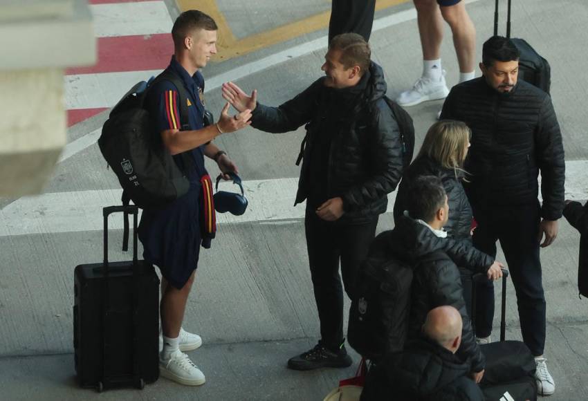 Dani Olmo se despide de miembros del staff técnico de la selección española.