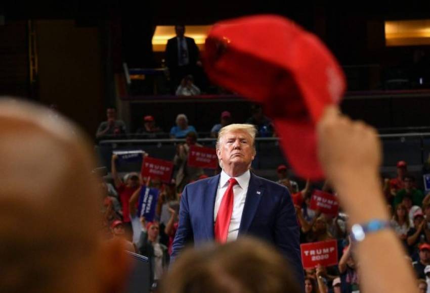 Cerca de 20.000 seguidores en el Amway Center en Orlando, en el centro de Florida, lo ovacionaban eufóricos, portando gorras rojas y cantando '¡Construye el muro!', refiriéndose a la prometida valla en la frontera con México.