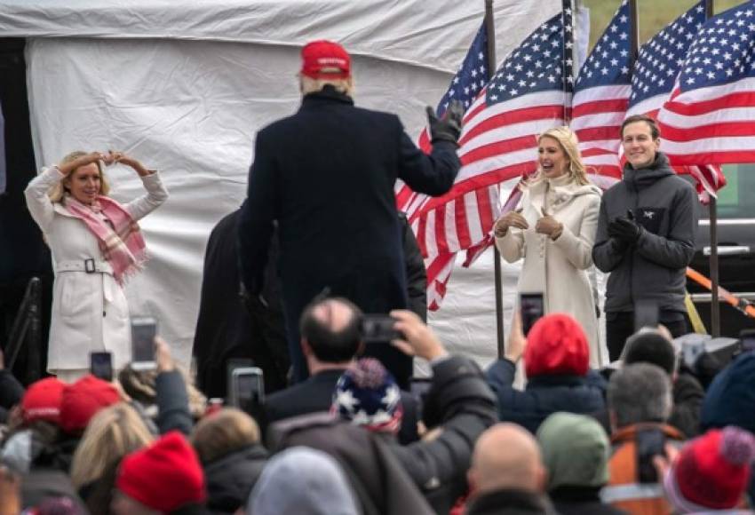 Trump también ha estado acompañado de su hija favorita, Ivanka Trump, quien este domingo acompañó al mandatario a un evento de campaña en Michigan.