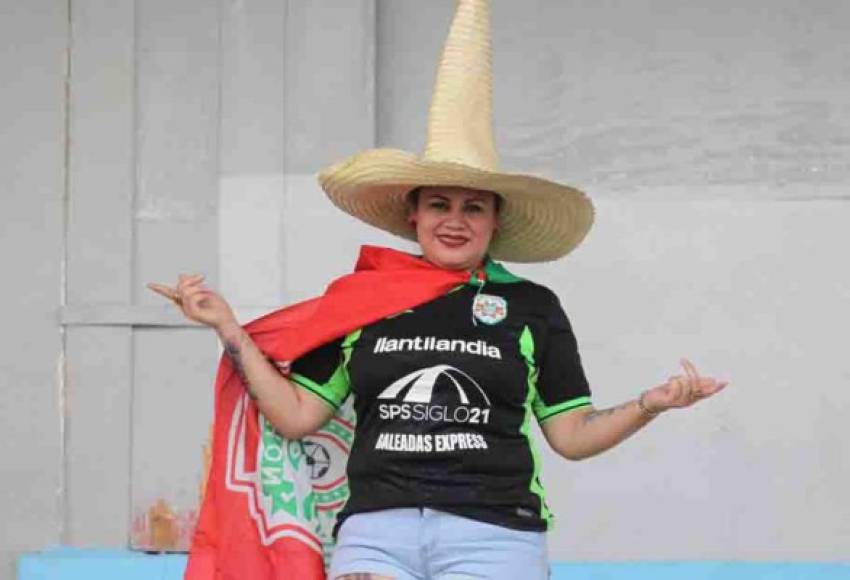 La esposa del periodista Carlos Posadas, mejor conocido como el Halcón 01,es aficionada al Marathón y se hizo presente al estadio Nacional.