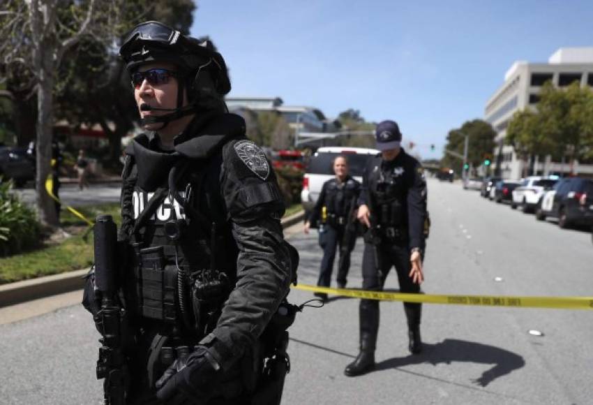 Testigos citados por el diario San Francisco Chronicle dijeron que el tirador tenía una máscara y una armadura.