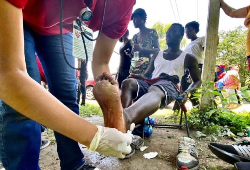 Elementos de la Cruz Roja y voluntarios atendieron a los migrantes heridos en los choques con la policía y la Guardia Nacional.