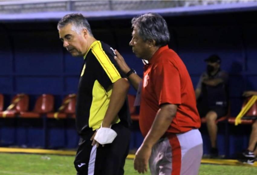 Ramón 'Primitivo' Maradiaga saludando a Ramiro Martínez tras el pitazo final del partido. Foto Melvin Cubas