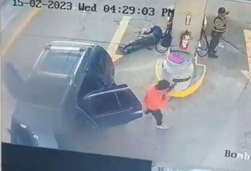 Las imágenes, que fueron grabadas por una cámara de seguridad del local, muestra a al menos tres sujetos bajarse de un vehículo tipo camioneta con armas de grueso calibre. 