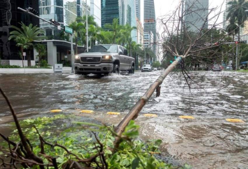 El alcalde de Miami, Francis Suárez, reportó inundaciones de 2,2 pies (67 cm), mientras el Servicio Climatológico Nacional (NWS) informó que algunas áreas recibieron hasta 16 pulgadas (40 cm) de lluvia.