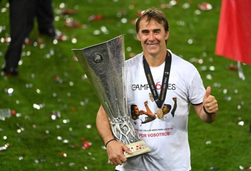 Julen Lopetegui posando con el trofeo de campeón de la Europa League y se puso una camiseta en memoria de Antonio Puerta y José Antonio 'La Perla' Reyes.