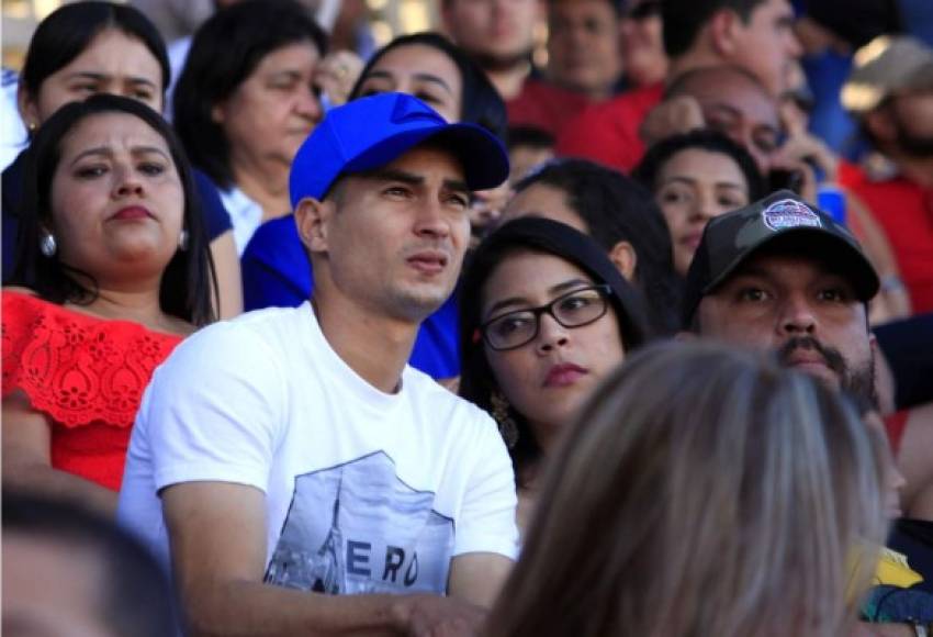El jugador del Olimpia, Marcelo Canales, apareció en las gradas del estadio Ceibeño para ver el partido ante el Vida.