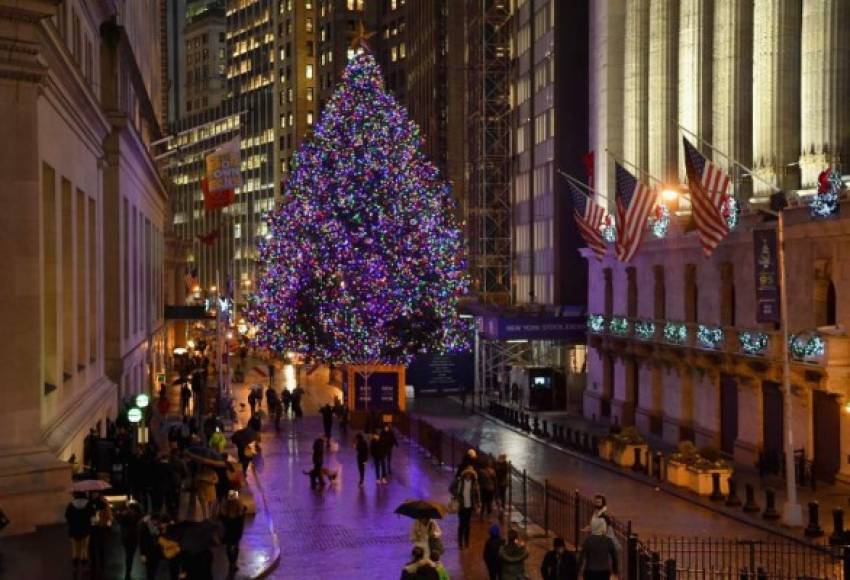 Este año, el evento que se organiza en torno a las luces del espectacular árbol, que este año tiene 22 metros de altura, contó con las actuaciones musicales de estrellas de la talla de Diana Ross, Tony Bennett, Diana Krall y John Legend.