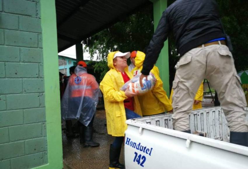 Los damnificados que se hallan en el Centro Escolar Básico Francisco Morazán recibieron donaciones de alimentos de parte de la Cruz Roja hondureña.