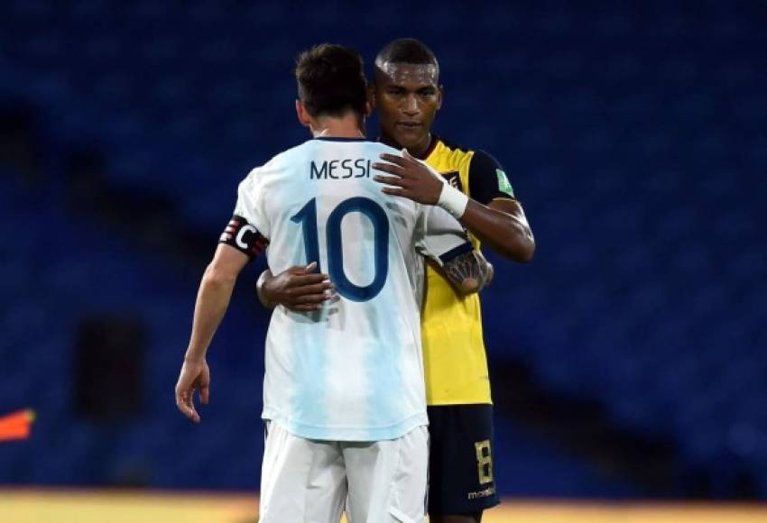 Lionel Messi se despide del mediocampista ecuatoriano Carlos Gruezo al final del partido.