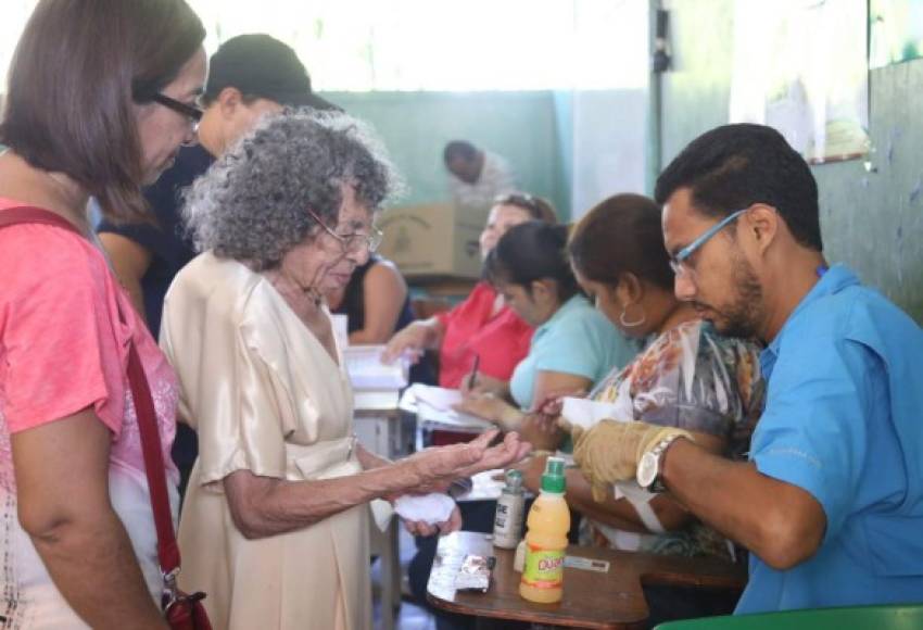 Una señora de avanzada edad vota en un centro electoral en Puerto Cortés.