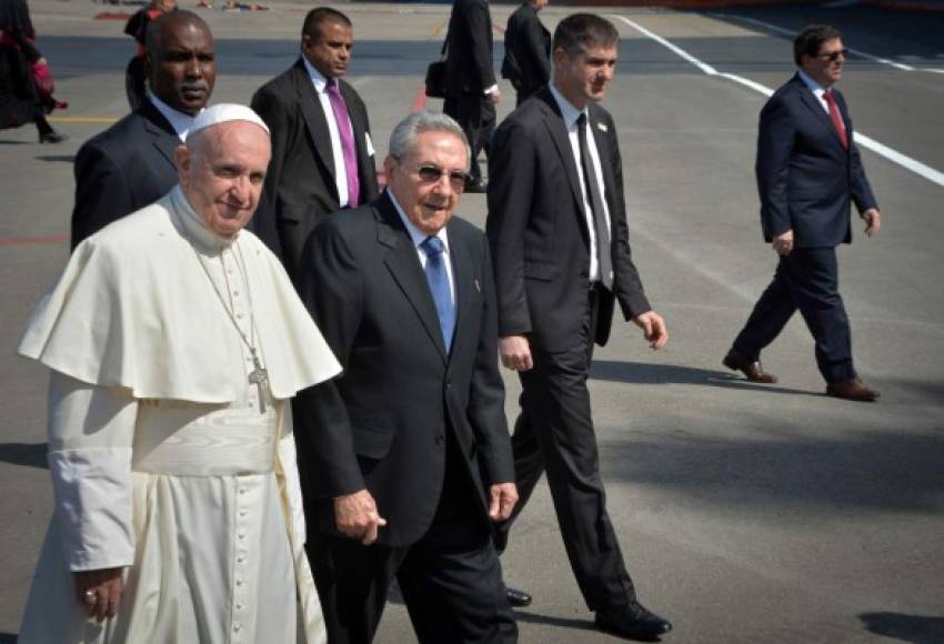 El presidente cubano Raúl Castro recibió al Papa Francisco en La Habana, lugar escogido para realizar el histórico encuentro.