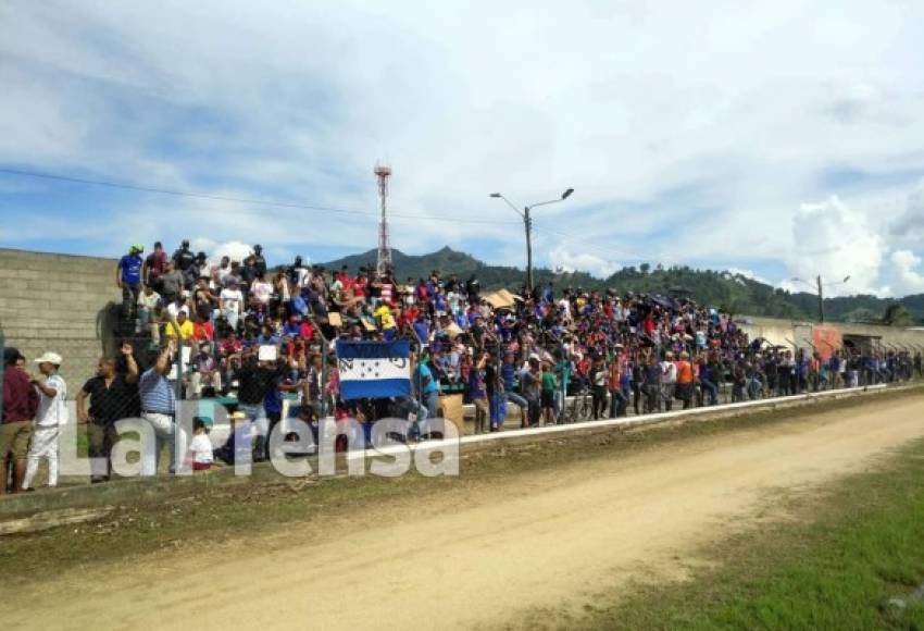En el estadio Marcelo Tinoco de Danlí se vivió un ambientazo con la llegada del Motagua.
