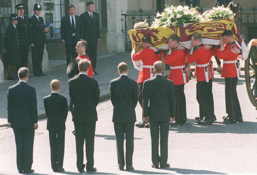 Un día como hoy, pero de 1997, se llevó a cabo el funeral de la princesa Diana de Gales en Londres, quien murió a la temprana edad de 36 años en un accidente de tráfico en París.