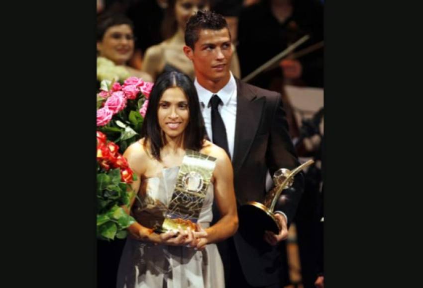 Marta ganó el premio a la Mejor Jugadora de la FIFA en 2018. En la foto posa con Cristiano Ronaldo (Mejor Jugador) durante esa edición.