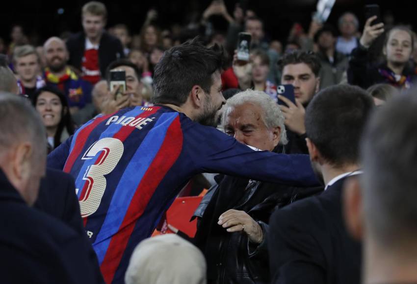 Gerad Piqué saluda a sus familiares, al término del encuentro del partido.