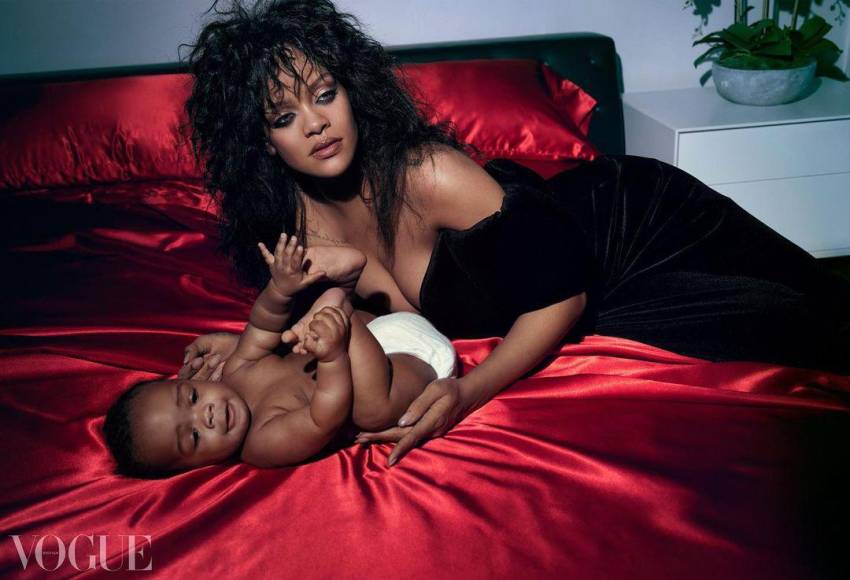 “Que locura es saber que estaban mis dos bebés en estas fotos (de la revista) y mami no tenía ni idea”, fue el mensaje con el que Rihanna publicó esta imagen en sus redes sociales. La cantante se veía increíble con un vestido negro con hombros descubiertos mientras posaba con su bebé.
