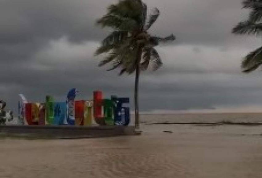 Lluvias del huracán Eta desbordan el mar e inundan peaje de Puerto Cortés