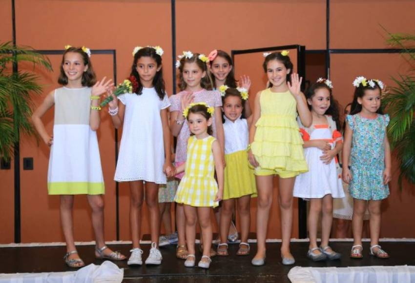 Carmela, Lucía, Giuliana y Daniela Canahuati y Olga Facussé con Vivianne Pascua y Olivia Canahuati lucieron los espectaculares diseños infantiles de la firma EPK.