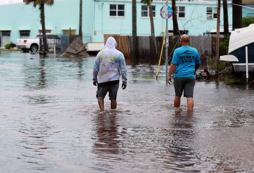 En toda la zona costera del sudeste de Florida, la llegada de Nicole estuvo precedida de intensas lluvias y de subidas del nivel del mar, como las ocurridas anoche en las playas de Fort Lauderdale y Hollywood, a unos 40 kilómetros al norte de Miami.