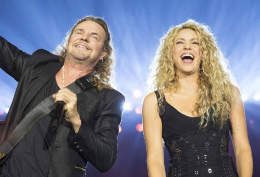 Instantes después, la colombiana subió al escenario del Palau Sant Jordi para interpretar Mi Verdad a dúo con Fher.