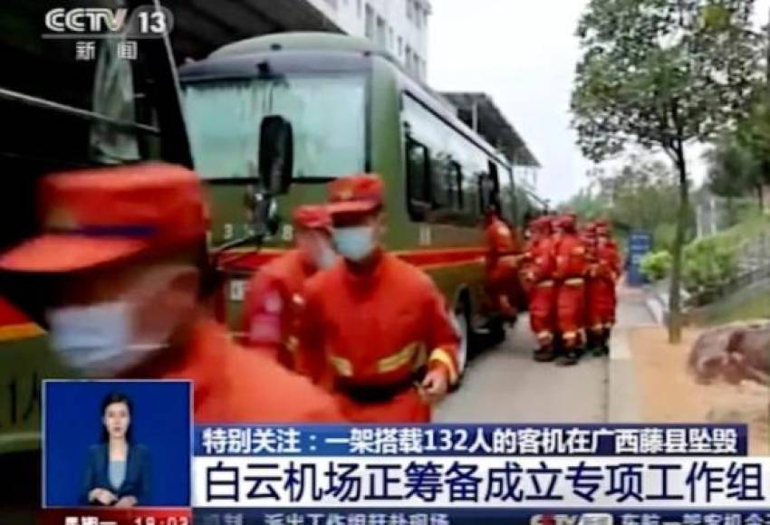 El Boeing 737 se habría estrellado en una zona rural cerca de esa ciudad, y “provocó un incendio”, dijo la televisión china CCTV, que publicó imágenes de los bomberos dirigiéndose al lugar del accidente a través de un área montañosa bordeada de árboles.
