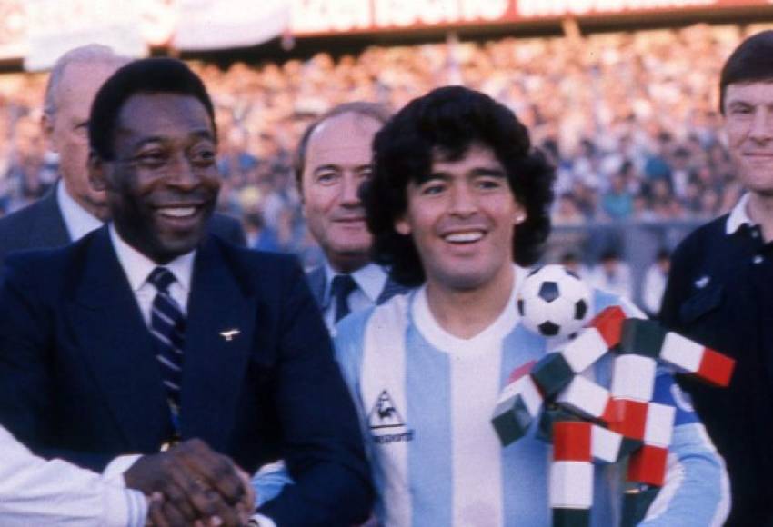 'Pelé debutó con un pibe y le pegó a la jermu', una de las tantas que hizo Maradona sobre el exjugador brasileño, con quien tuvo odios y amores.<br/><br/>'Si él es Beethoven, yo soy el Ron Wood, Keith Richards y Bono del fútbol, todos juntos; porque yo era la pasión del fútbol', otro dardo a Pelé.