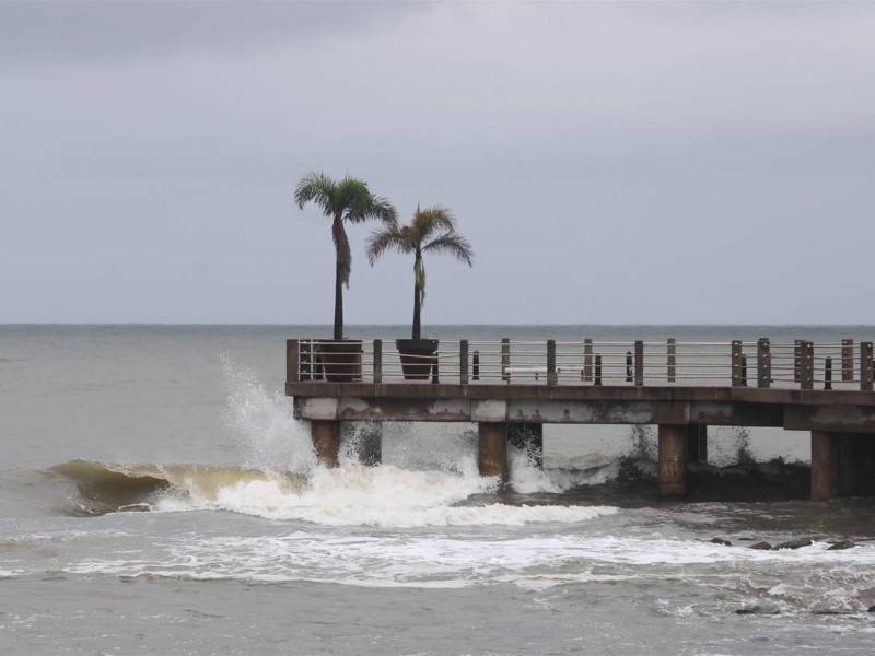 Fotografía de archivo del fuerte oleaje tras el paso de un ciclón. EFE/Aarón García
