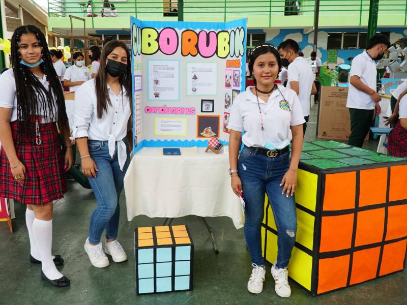 La primera Feria de Matemáticas se realizó este miércoles en las instalaciones del ITS. Las estudiantes de I de Bachillerato en Ciencias y Humanidades, Katherinn Hernández, Stacy Torres y Jolith Pérez expusieron el Cubo Rubik.