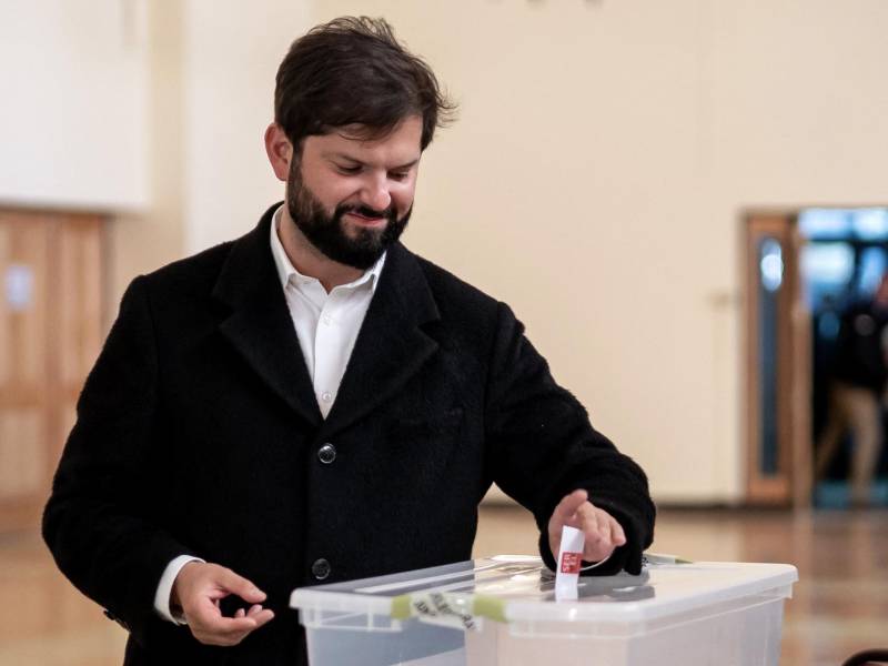 El presidente de Chile, Gabriel Boric, al depositar su voto en el plebiscito sobre una nueva propuesta de Constitución.