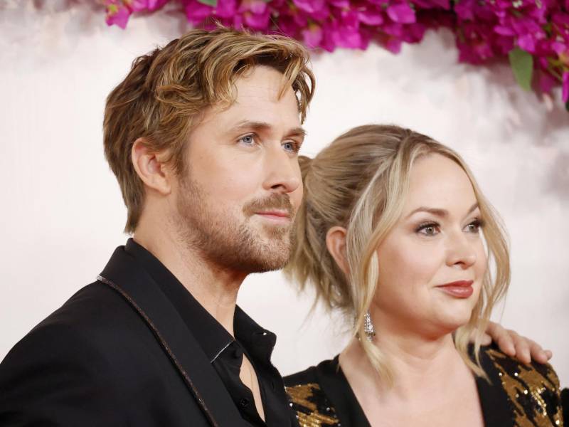 Ryan Gosling desfiló en la alfombra roja de los 96 premios Óscar acompañado con una misteriosa mujer, que después se confirmó se trataba de su hermana Mandi Gosling.