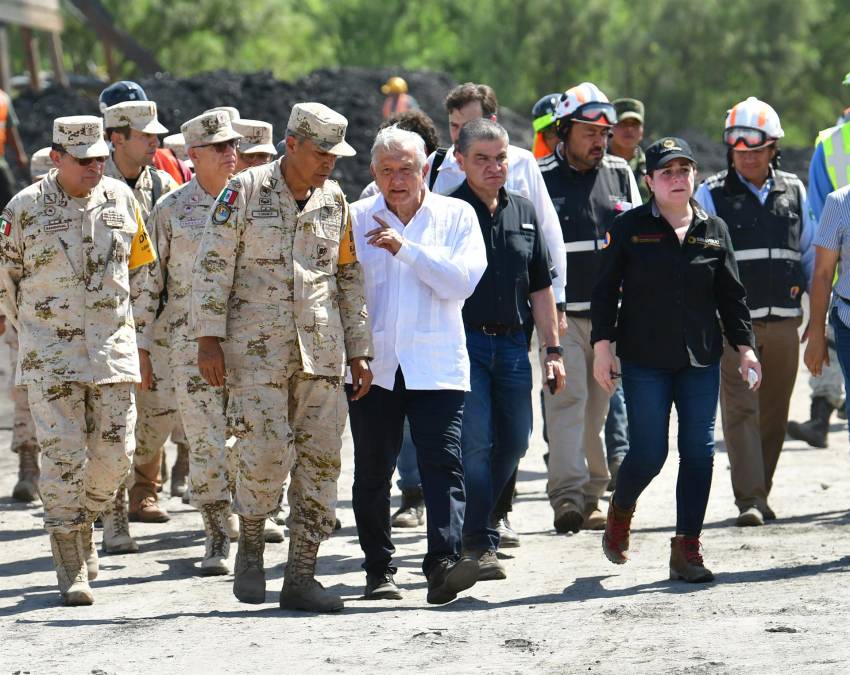 Al mismo tiempo, el gobierno informó que continúan los trabajos para extraer con motobombas el agua de la mina, de entre 30 y 40 metros de profundidad. “Se están sacando más de 300 litros por segundo (...), es lo necesario de acuerdo a los técnicos y estamos apurando en sacar el agua para que entren ya los rescatistas”, señaló López Obrador.