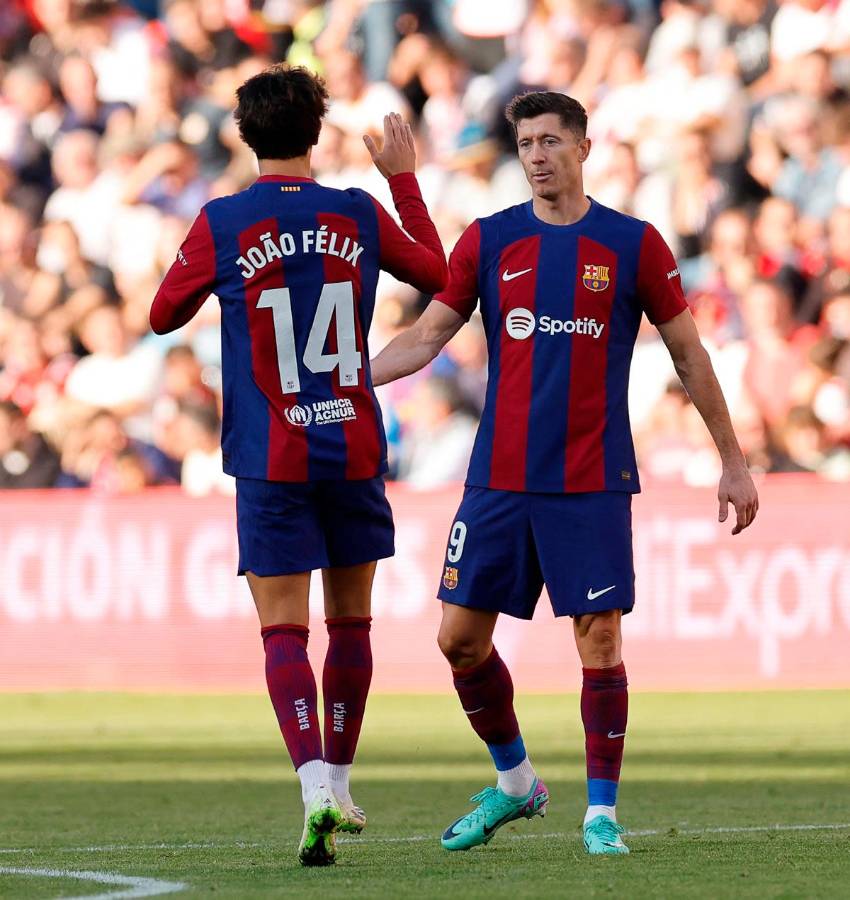 Robert Lewandowski y Joao Félix celebran el autogol del Rayo que dio el empate al Barcelona.