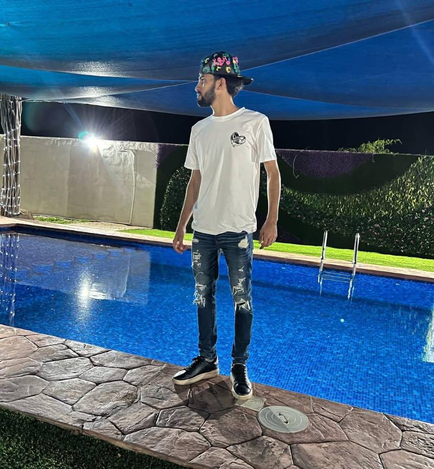 El Pinky formaba parte de “Los Plebes de Barrancos”, un grupo de amigos que publicaban videos en YouTube y colaboraban con otros creadores reconocidos de la plataforma. 